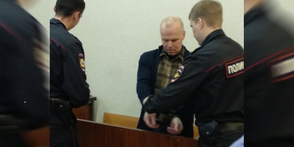Photo: Police officers removing the handcuffs of Vladimir Alushkin (January 2019)
