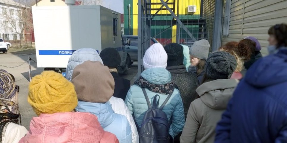 Photo: Anton Ostapenko is being taken to a pre-trial detention center in Sharypov (April 2019)
