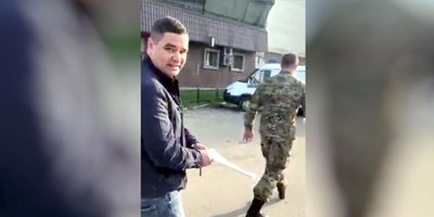 Фото: Валерий Шалев в наручниках. Смоленск (апрель 2019)