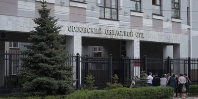 Фото: перед апелляционным слушанием по делу Денниса Кристенсена (май 2019)