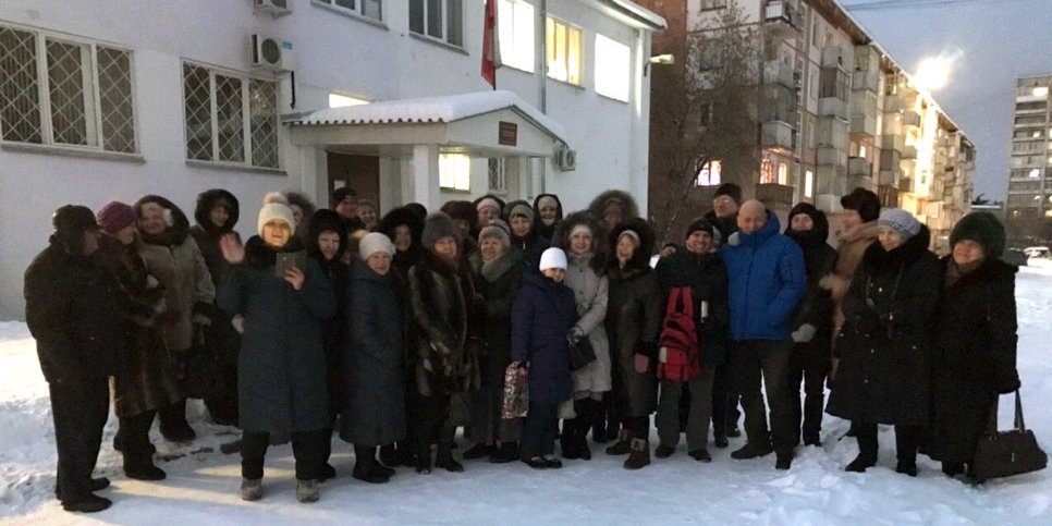 Foto: i residenti di Zelenogorsk si sono recati in tribunale per un'udienza sull'elezione di una misura preventiva per Aleksandr Kabanov
