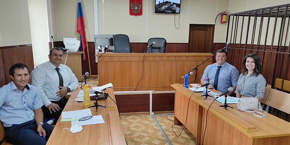 사진 왼쪽에서 오른쪽으로: 법정에 있는 마라트 압둘갈리모프, 아르센 압둘라예프, 안톤 데르갈레프, 마리야 카르포바. 2020년 9월 21일