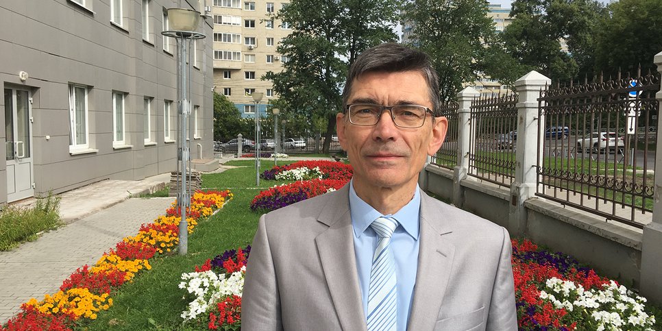Sur la photo : Anatoliy Tokarev près du bâtiment du tribunal de district Kirov Oktyabrsky. Août 2020