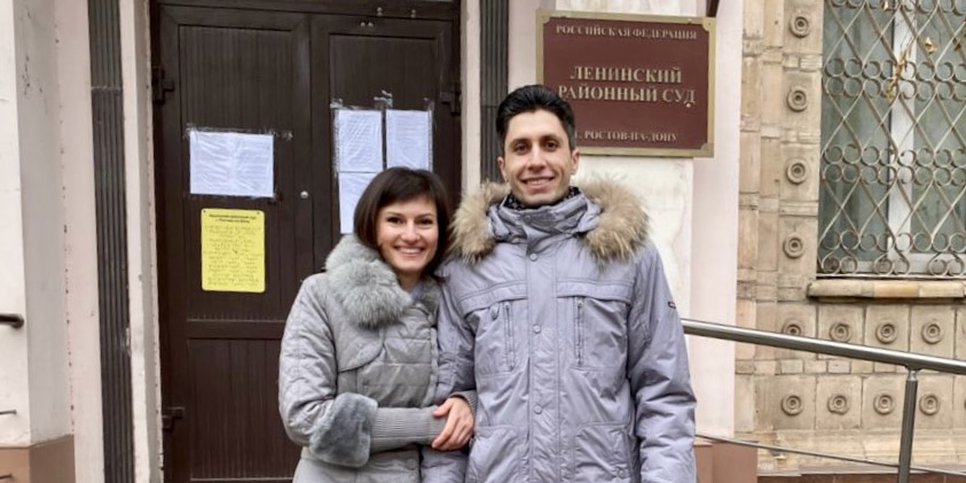 En la foto: Ruslan Alyev con su esposa después del veredicto. Rostov del Don. 17 diciembre 2020