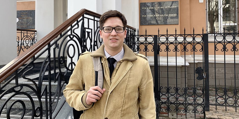 Sur la photo : Semyon Baibak près du bâtiment du tribunal régional de Rostov-sur-le-Don, le 29 mars 2021