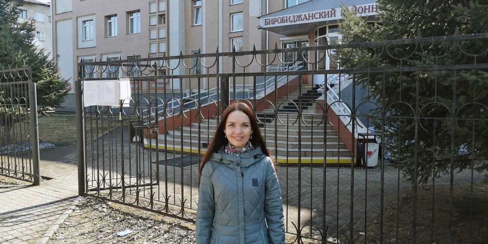 Na foto: Tatyana Zagulina perto do prédio do Tribunal Distrital de Birobidzhan , 1º de abril de 2021