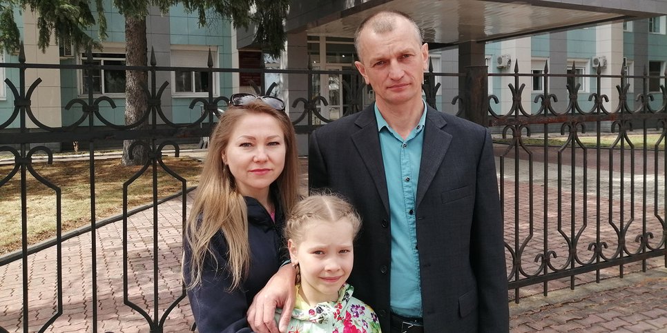 In the photo: Igor Tsarev with his wife and daughter on the day of the appeal. Birobidzhan, April 29, 2021