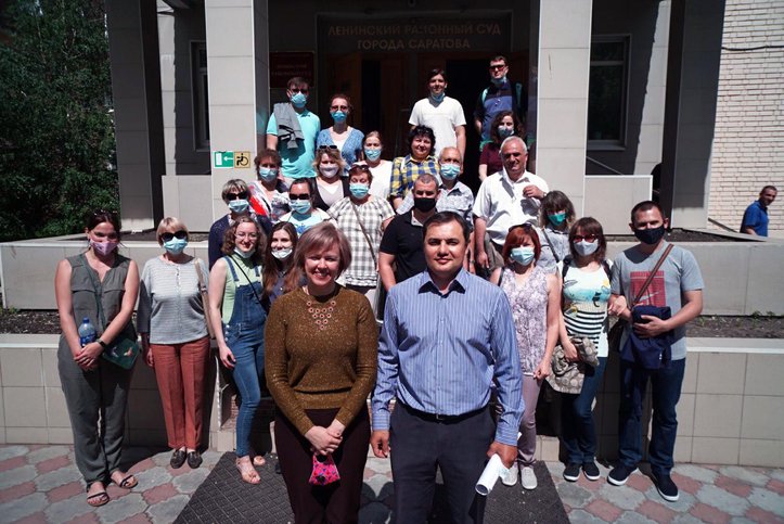 Rustam und Yulia Seidkuliev mit Freunden in der Nähe des Gerichtsgebäudes