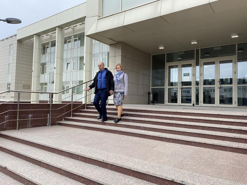 Vitaliy Popov with his wife near the courthouse