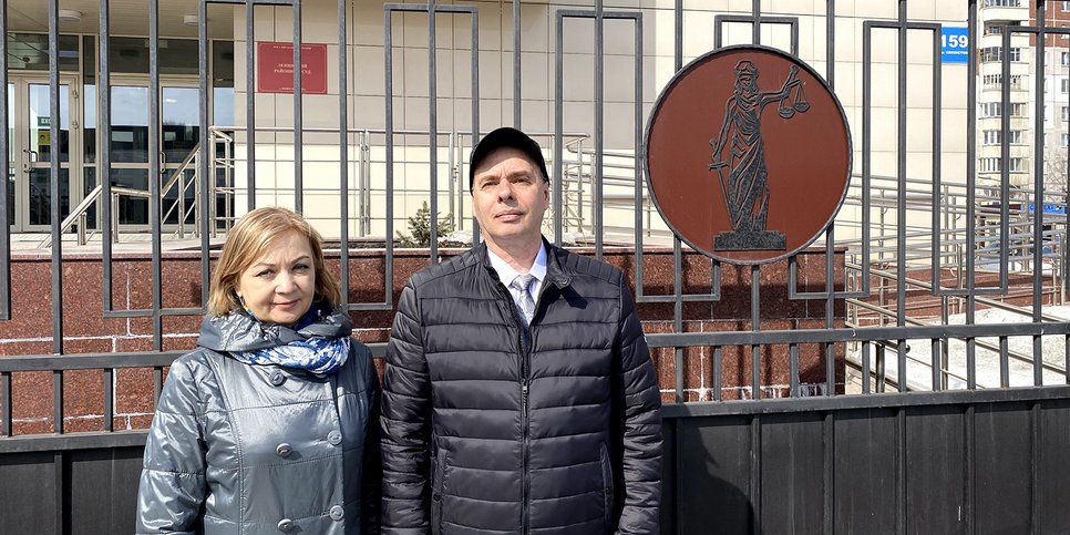 Vitaliy Popov with his wife outside the courthouse, Novosibirsk, April 2021