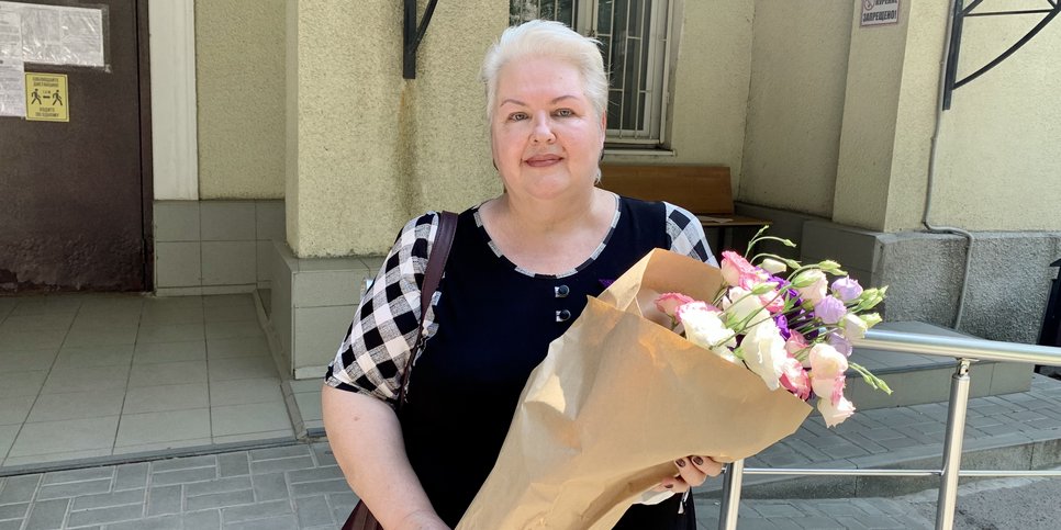 宣判前奥尔加·加努沙（Olga Ganusha）在法院外。顿河畔罗斯托夫。13 七月 2021