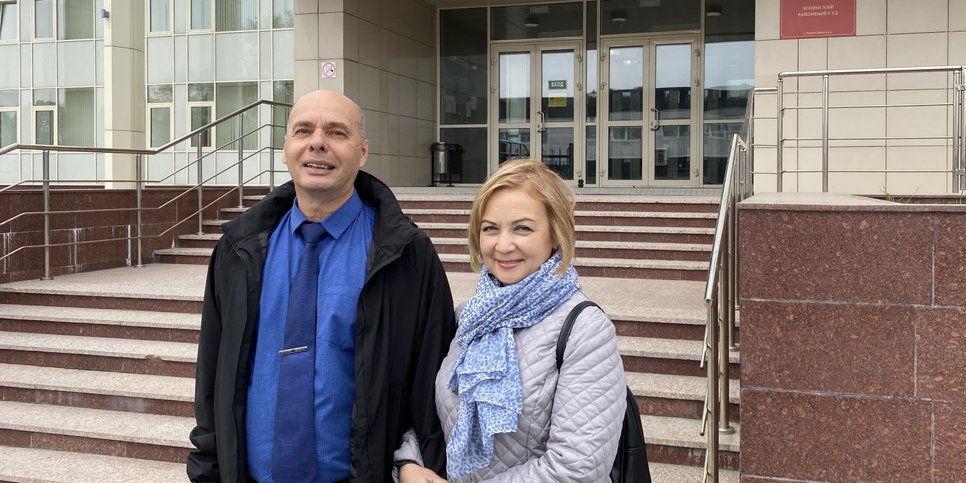 Виталий Попов с женой, Натальей, возле здания суда