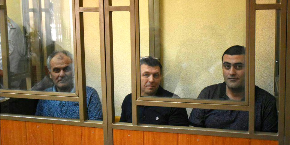 照片中：维伦·阿瓦涅索夫、亚历山大·帕科夫、阿尔森·阿瓦涅索夫在法庭上，2021 年 7 月