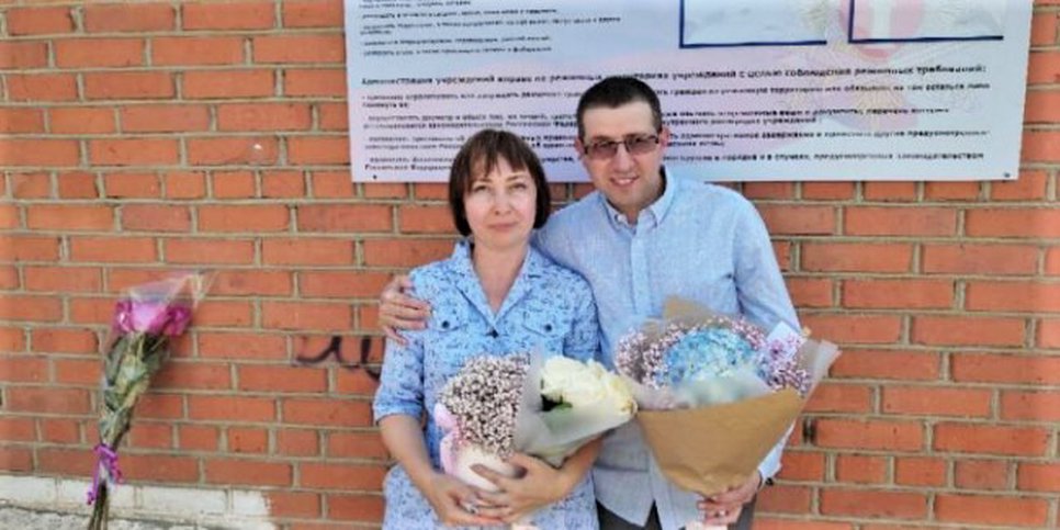 Auf dem Foto: Aleksey Miretskiy mit seiner Frau Julia nach seiner Entlassung aus der Kolonie. Orenburg, 3. August 2021