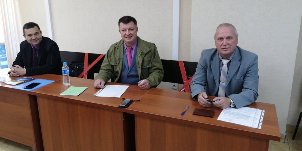 Da sinistra a destra: Artur Netreba, Aleksandr Kostrov, Viktor Bachurin in tribunale