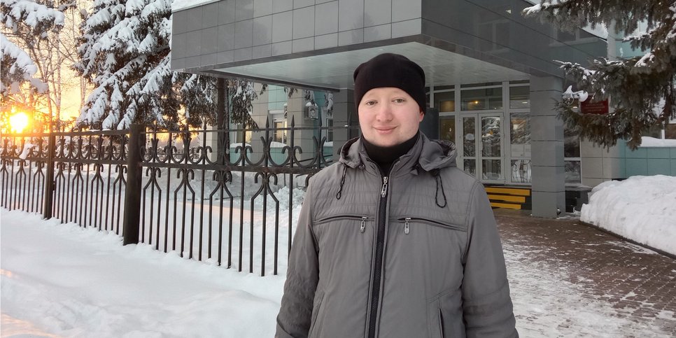 Jevgeni Egorov oikeustalon ulkopuolella valituspäätöksen päivänä. Birobidzhan. Marraskuu 2021