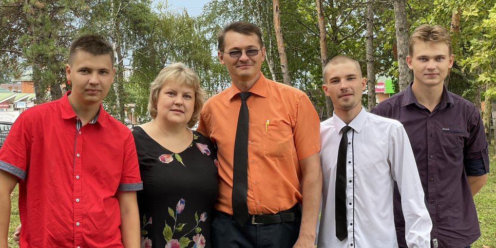 На фото: Александр Николаев с женой и сыновьями