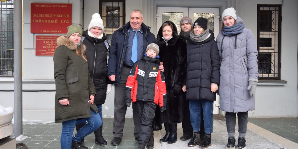 照片中：维塔利·苏霍夫（Vitaliy Sukhov）与妻子和孩子在宣判当天
