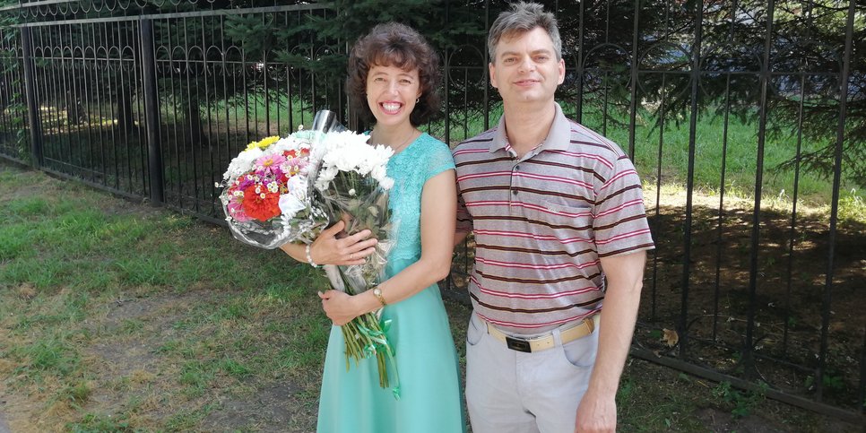 Nataliya Kriger miehensä kanssa oikeustalon ulkopuolella