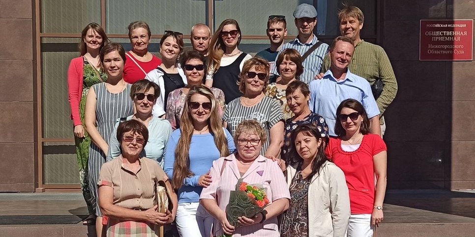 Galina Abrosimova ystäviensä kanssa lähellä Nižni Novgorodin aluetuomioistuinta (elokuu 2022)