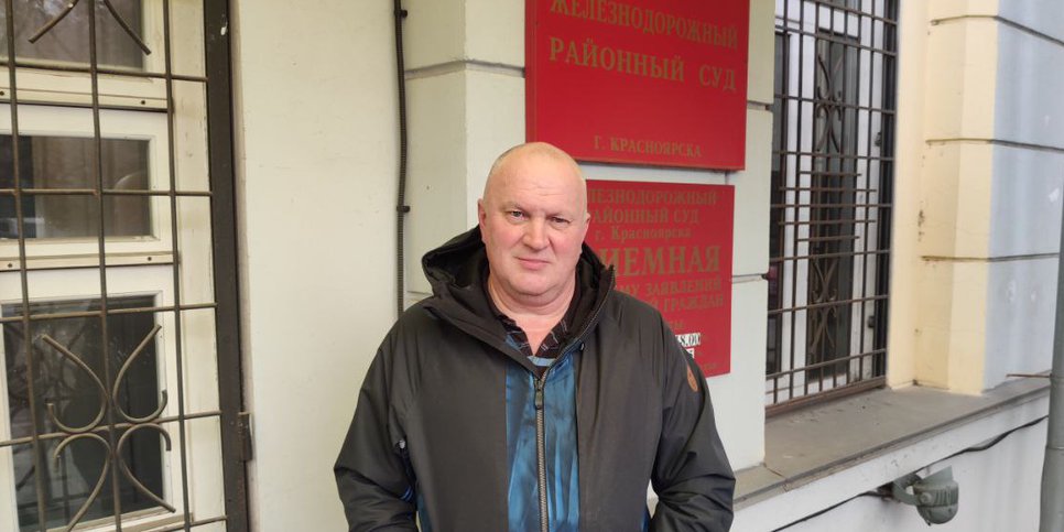 Igor Gusev vicino al tribunale distrettuale di Zheleznodorozhny di Krasnoyarsk il giorno della sentenza