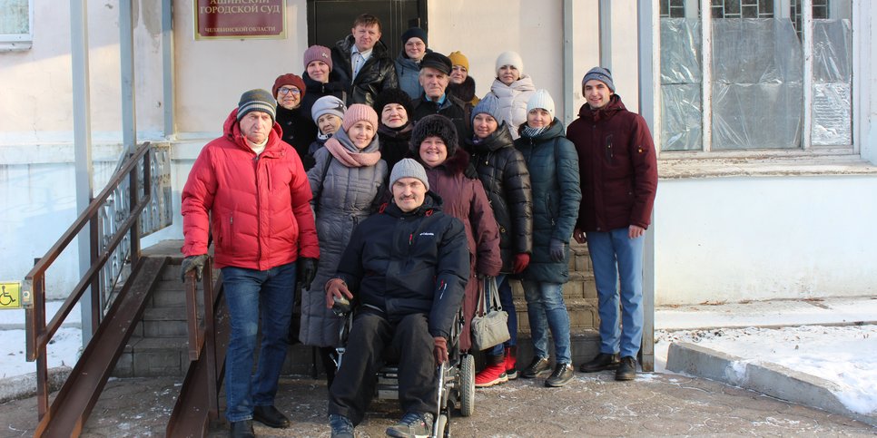 재판 당일, 친구들과 지인들이 안드레이 페르미노프와 그의 아내를 응원하러 왔다.