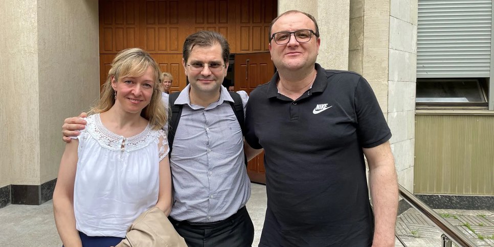 Vasemmalta oikealle: Irina, Aleksandr Serebrjakov ja Juri Temirbulatov oikeustalolla. Elokuu 2022