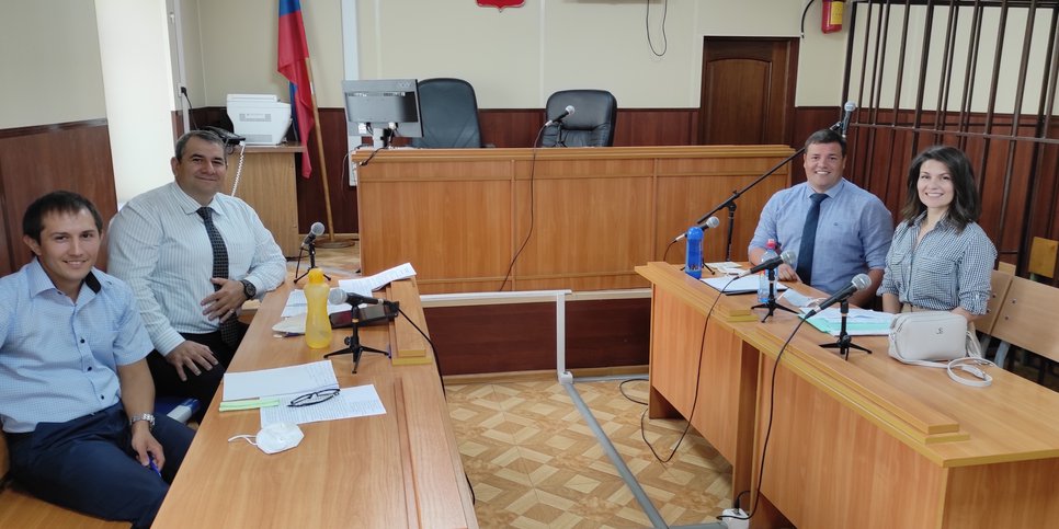 Auf dem Foto von links nach rechts: Marat Abdulgalimov, Arsen Abdullaev, Anton Dergalev und Mariya Karpova im Gerichtssaal. 21. September 2020