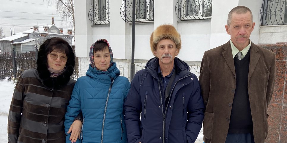 Martynova Nina, Pavlova Zoya, Yermakov Mikhail and Martynov Andrey at the courthouse. December 2022