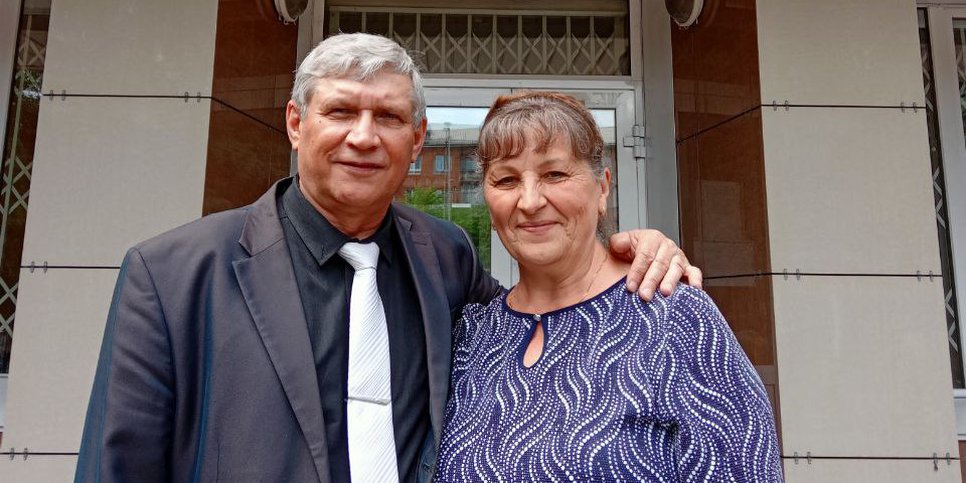 Сергей Сушильников с супругой около Кузнецкого районного суда Новокузнецка, июнь 2022 года