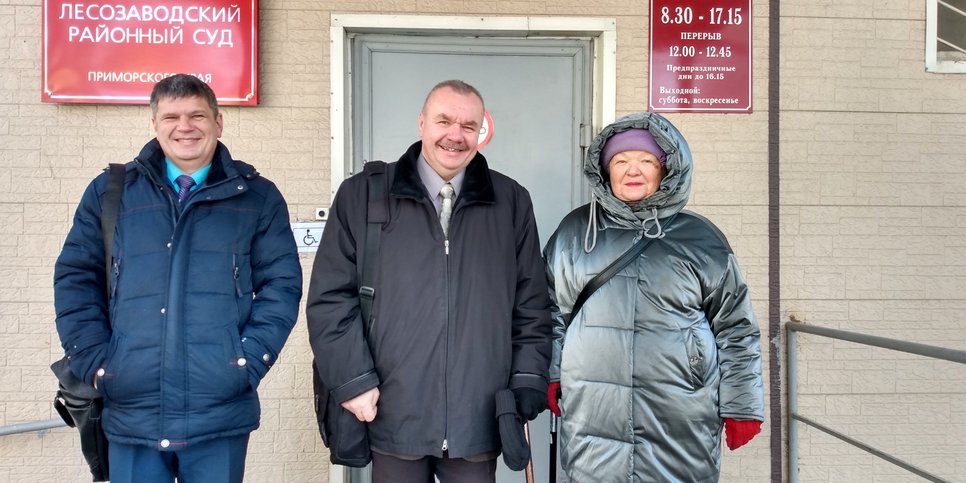 Sergey Kobelev, Yevgeniy Grinenko y Svetlana Yefremova en el juzgado. Febrero 2023