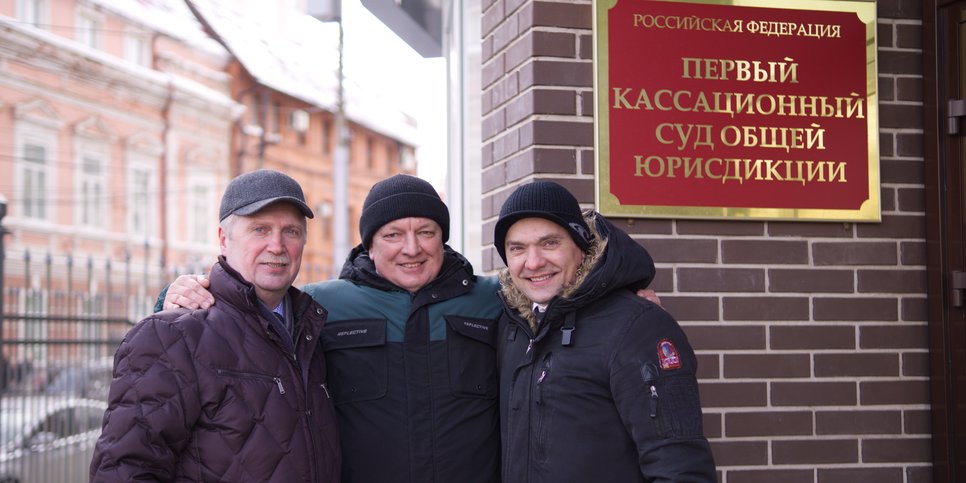 Viktor Bachurin, Aleksandr Kostrov ja Artur Netreba oikeustalolla. Helmikuu 2023