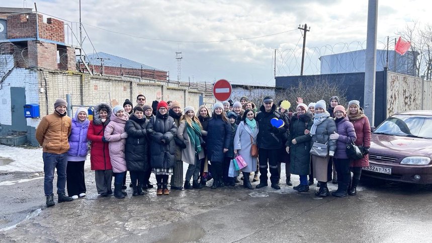 Aleksandr Shcherbina con amigos el día de su liberación de la colonia penal. 22 de febrero de 2023