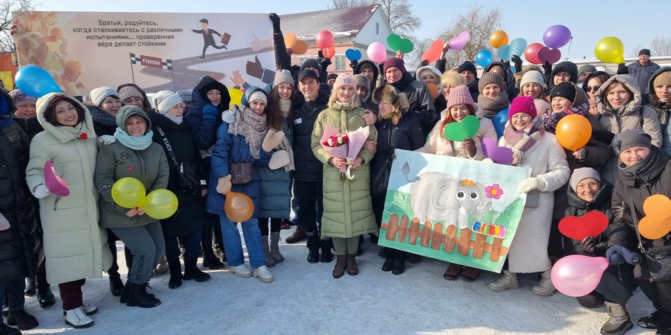 A la salida de la colonia penal, Andrey Andreyev fue recibido por unas 100 personas, amigos de Lipetsk, Voronezh, Kursk y Moscú. 22 de febrero de 2023