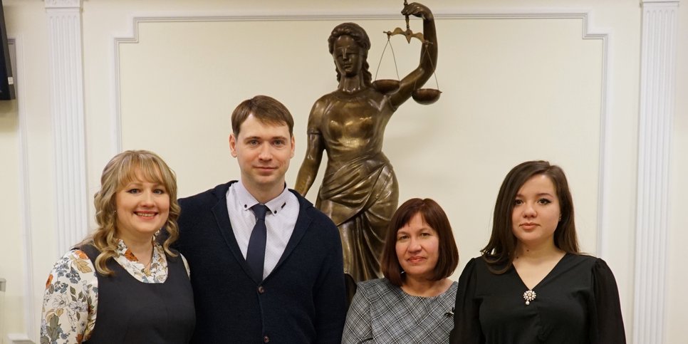 알렉산드르 프리야니코프와 그의 아내 베네라, 다리아 둘로프가 러시아 연방 대법원에 출석하고 있다