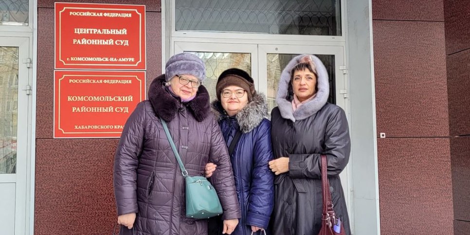 In the photo from left to right: Tatyana Bondarenko, Tatiana Svoboda, Elena Nesterova near the courthouse. January 2023