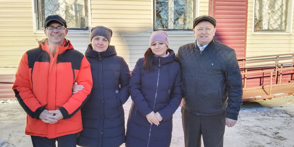 Yevgeniy Bitusov and Leonid Druzhinin with their wives on the day of the verdict, December 2022