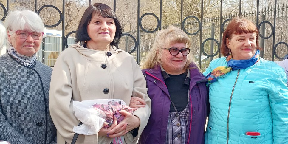 宣判当天，朋友和熟人来到法院支持伊琳娜·米哈伊连科（左二）。2023 年 4 月