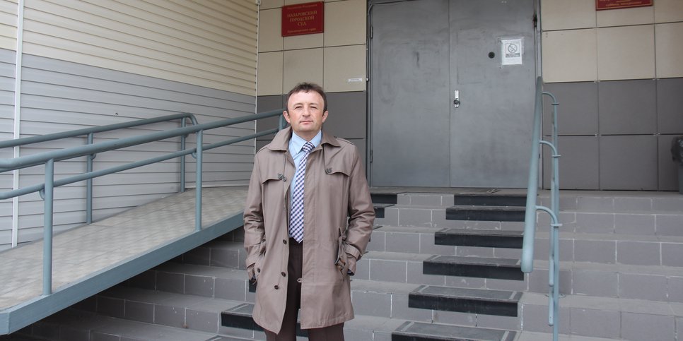 Ivan Shulyuk em frente ao Tribunal da Cidade de Nazarovsky do Território de Krasnoyarsk, maio de 2023.