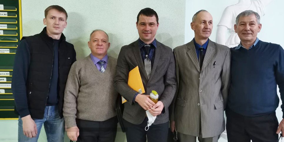 왼쪽에서 오른쪽으로: 안톤 올셰프스키, 세르게이 예르밀로프, 세르게이 카르다코프, 아담 스바리체프스키, 세르게이 아파나시예프가 법원에 있는 모습