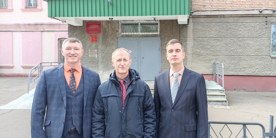 德米特罗·季先科（Dmytro Tishchenko）、谢尔盖·科罗尔丘克（Serhiy Korolchuk）和安东·切尔姆尼赫（Anton Chermnykh）在法院外。2022 年 11 月