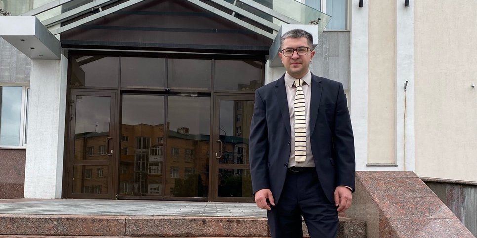 Viktor Shayapov valituspäivänä lähellä Penzan aluetuomioistuinta