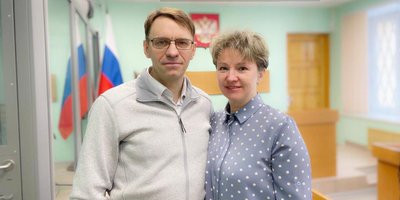 デニス・メルクロフと妻のナタリア、2023年3月23日、評決の日