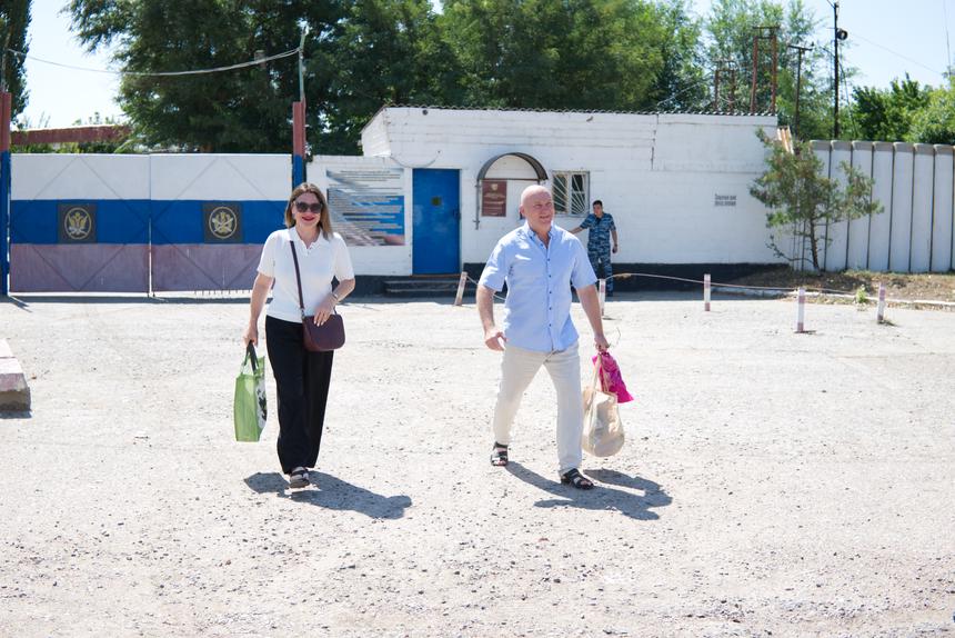 Юлия Климова встречает Сергея на пропускном пункте