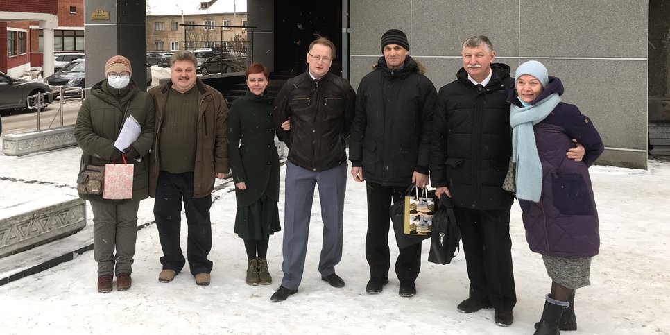 Von links nach rechts: Dmitry Ravnushkin mit seiner Tochter Anastasia, Maxim Amosov mit seiner Frau Maria, Michail Gordejew und Nikolai Leschtschenko mit seiner Frau Swetlana in der Nähe des Gerichtsgebäudes. November 2021