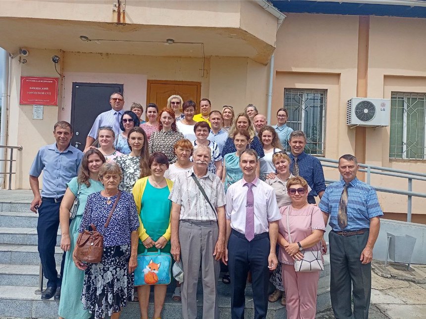 Un groupe d’amis au palais de justice soutenant les croyants. Août 2023