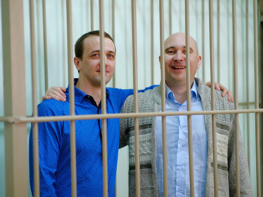 Juri Usanov ja Maksim Morozov telkien takana oikeussalissa. Elokuu 2023