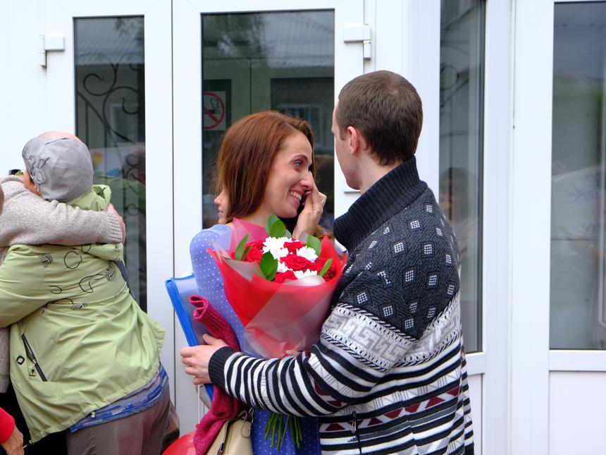Irina e Yuriy Usanov vicino al tribunale. Agosto 2023