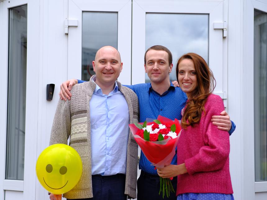 马克西姆·莫罗佐夫（Maksim Morozov）和乌萨诺夫（Usanovs）在判决宣布后。2023 年 8 月