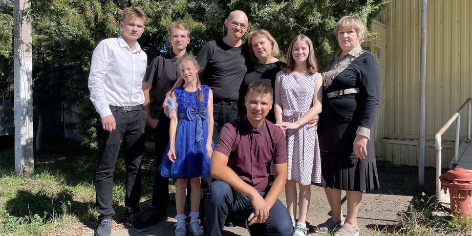 Александр Николаев с супругой Евгенией, тещей и пятью детьми у выхода из колонии. Сентябрь 2023 года